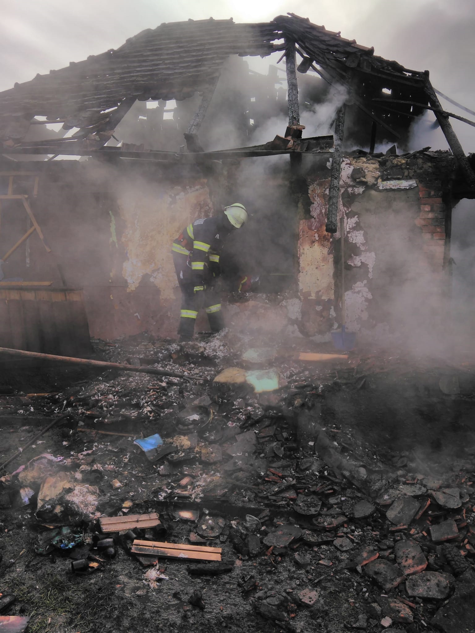 Bărbat cu arsuri pe 80% din corp, în urma unui incendiu într-o casă din Bistrița-Năsăud